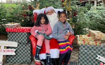 Undergraduate Students Bring Holiday Cheer with a “Photo with Santa”