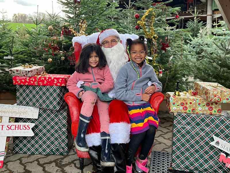 Undergraduate Students Bring Holiday Cheer with a “Photo with Santa”